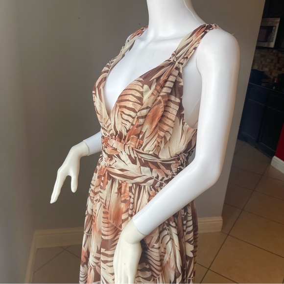 New Women’s tropical leaf maxi dress 
Size Medium
New 
Brand is Forever 21 - Picture 8 of 14